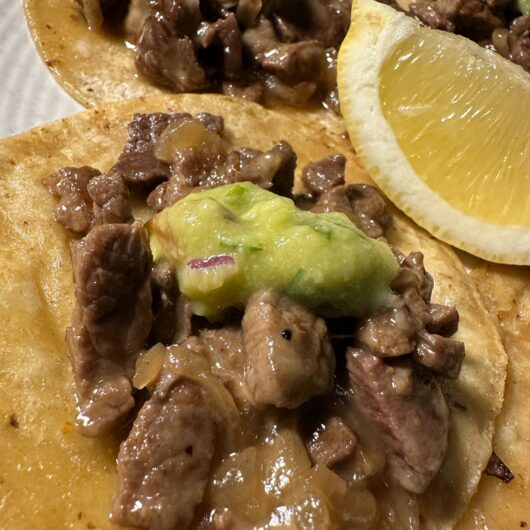 Tacos de ternera encebollada en tortilla de maiz  <img src="https://cielitolindocafe.es/wp-content/plugins/alergenos-alimentarios-indianwebs/images/familia-1/contiene-gluten.png"><img src= "https://cielitolindocafe.es/wp-content/plugins/alergenos-alimentarios-indianwebs/images/familia-1/lacteos.png">